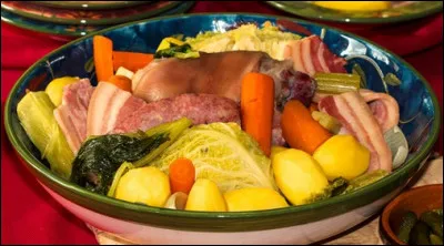 Quel est ce plat complet à base de chou vert qui nous vient de centre de la France ?