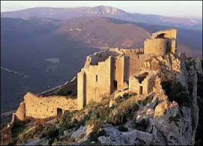 Le château cathare de Peyrepertuse se situe-t-il dans le Gers ?