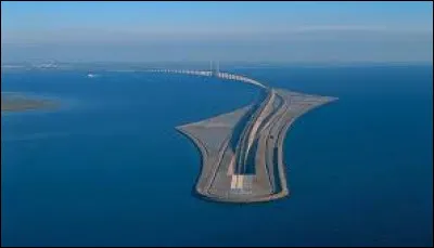 Comment s'appelle le pont-tunnel reliant le Danemark à la Suède ?