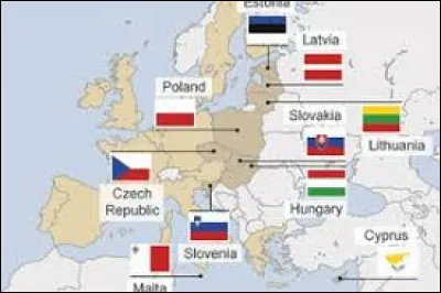 Combien de pays composaient l'Union européenne au 1er mai 2004 ?