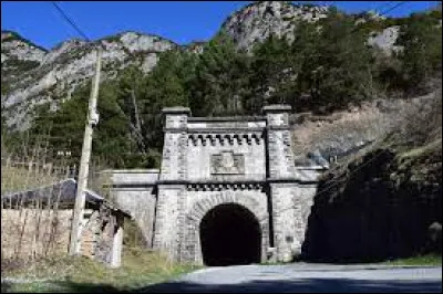 Comment s'appelle le tunnel qui relie la France à l'Espagne ?