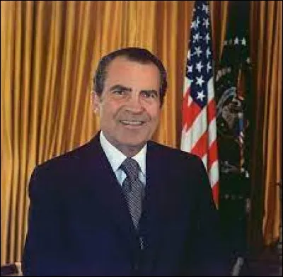 Quel évènement entraîne la démission du président américain Richard Nixon en 1974 ?