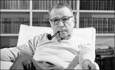 Qui est cet écrivain, auteur du roman ''L'Ours en peluche'' ?