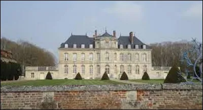 Je vous propose de partir en Normandie à la découverte du château au Tremblay-Omonville. Village de l'arrondissement de Bernay, il se trouve dans le département ...