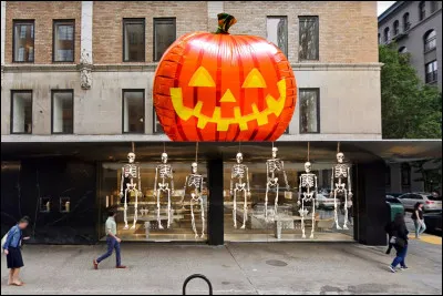 Quel est le nom du personnage emblématique d'Halloween, qui est un des légumes cités dans la première question (pour ne pas donner la réponse), et qui a une bougie à l'intérieur. Indice : c'est un prénom ! Complétez : ____ -o'-lantern.