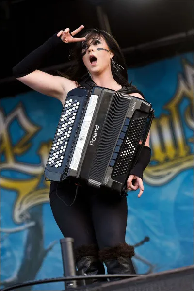 Complétez : 
"Käki kukkuu siellä ja kevät..."