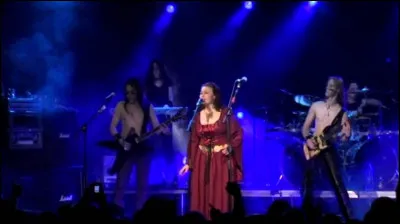 Complétez : 
"Minä seisoin vaaroilla paljain..."