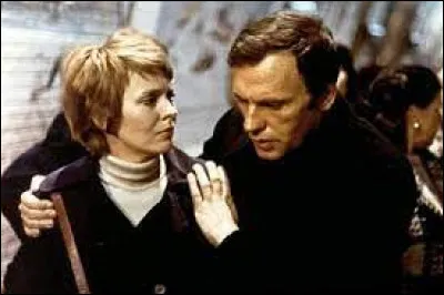 Dans ce film, les services secrets américains et français montent une opération pour éliminer un dirigeant de l'opposition d'un pays arabe. L'histoire est inspirée de lenlèvement, le 29 octobre 1965, de l'opposant marocain Mehdi Ben Barka sur le territoire français. C'est ...