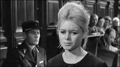 Le film est l'adaptation de l'histoire de Pauline Dubuisson, jugée en 1953 pour le meurtre de son ex-fiancé, qu'elle a tué après qu'il a rompu avec elle et s'est fiancé avec une autre jeune femme. C'est ...