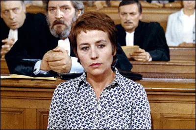 Ce film est inspiré de l'histoire de Gabrielle Russier, professeur de lettres qui, en 1969, sétait suicidée en attendant son jugement en appel à la suite de sa liaison avec un jeune élève. C'est ...