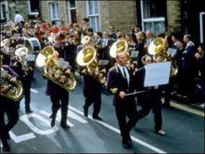 Un orchestre de mineurs répète pour la finale du championnat national des brass bands au Royal Albert Hall ; l'histoire se déroule au milieu des années 1990, dans le petit village de Grimley, dans le nord de l'Angleterre, des mineurs et leurs familles se battent contre la fermeture de leur mine. C'est ...