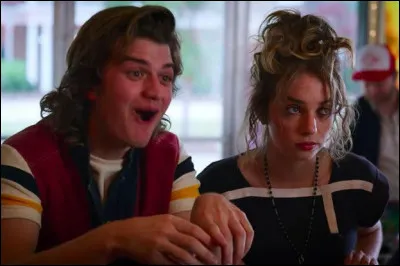 Dans la saison 3, comment Steve rencontre-t-il Robin ?