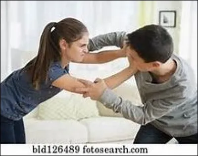 Ensuite, tu montes pour les appeler pour manger quand une bagarre entre deux frères et surs commence. Que fais-tu ?