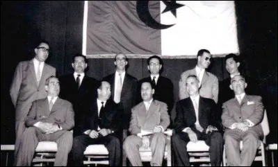 Quelle décision ont pris les dirigeants algériens en septembre 1958 ?