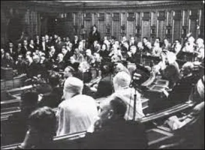 Quel est le statut de la population algérienne en 1947 ?