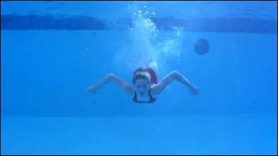 Que se passe-t-il lorsque Amanda sauve Kyle dans la piscine ?