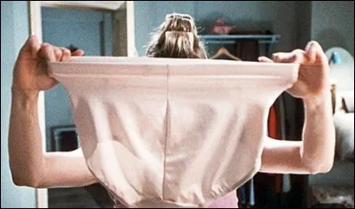 Qui est cette héroïne de cinéma cachée derrière cette grande culotte ?