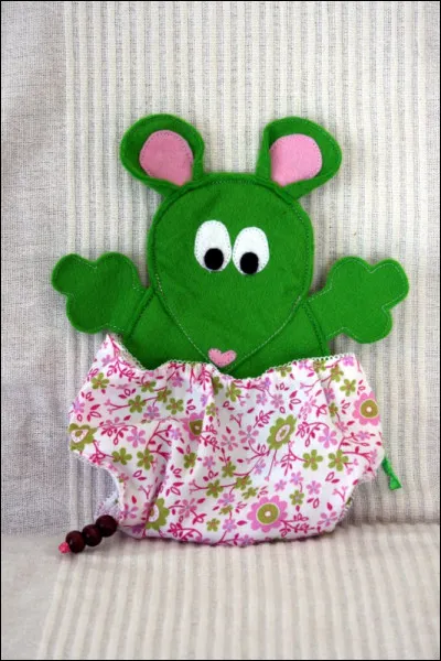 D'après la comptine, que me fait la souris verte quand "je la mets dans ma culotte" ?