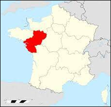 Il y a cinq départements dans celle-ci et le chef-lieu est la ville de Nantes. Elle a un petit littoral bordant l'océan Atlantique. Comment se nomme-t-elle exactement ?
