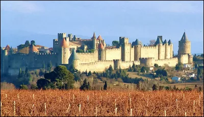 La préfecture de l'Aude n'est pas celle que l'on pense être. Elle n'est pas située en bord de mer. Laquelle est-ce ?