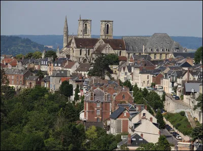 Clovis a combattu Syagrus en 486 dans ce département de l'Aisne mais pas dans sa préfecture. 
Quelle est cette ville ?