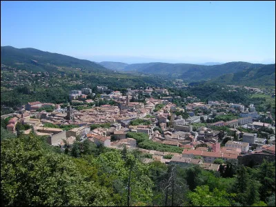 La préfecture de l'Ardèche n'est pas traversée par cette dernière, toutefois, il ne faut pas s'en priver pour autant.
De quelle ville s'agit-il ?