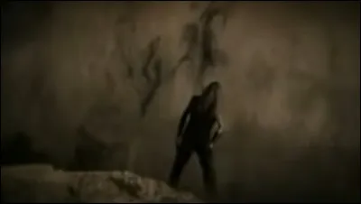 Complétez : 
"Lautlos, raunend, hört sie mich..."