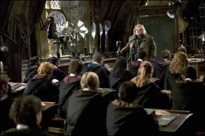 Quel professeur de défense contre les forces du mal est parti à la retraite avant que Tom Jedusor demande à Dumbledore de reprendre son poste ?