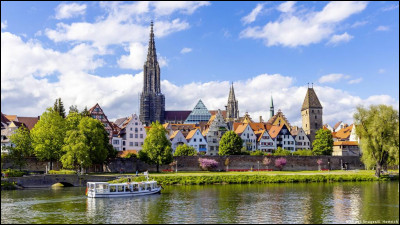 Ulm, ville de 125 000 habitants située sur la rive gauche du Danube, se trouve ...