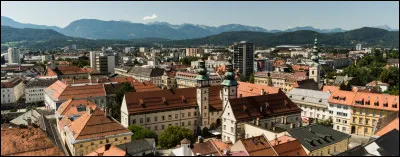 La ville de Klagenfurt, 100 000 habitants, se trouve ...