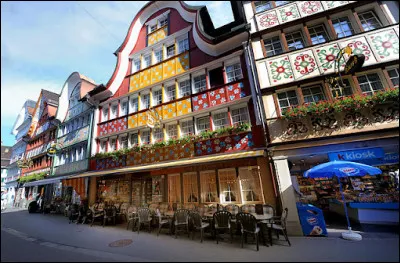 Appenzell, petite ville de 5 700 habitants situé sur la rivière Sitter, se trouve ...