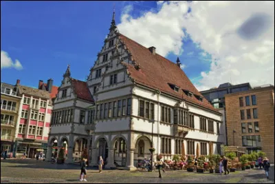 Paderborn, ville de 150 000 habitants, se trouve ...
