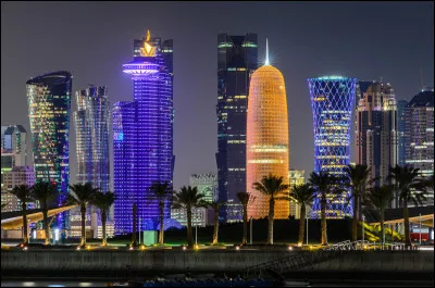 Quelle est cette ville situ&eacute;e sur le golfe persique, capitale du Qatar o&ugrave; r&eacute;side 80% de la population du pays ?