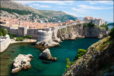 Quelle est cette ville de Croatie en partie d&eacute;truite lors de la guerre d'ind&eacute;pendance du pays de 1991 &agrave; 1995 qui d&eacute;roule ses remparts sur la c&ocirc;te dalmate ?