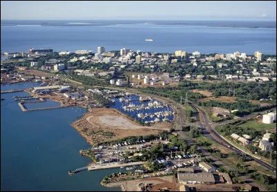 Quelle est cette ville d'Australie, capitale du Territoire du Nord, situ&eacute;e sur la mer de Timor, grand centre industriel minier avec l'or, la bauxite, le mangan&egrave;se et l'uranium ?