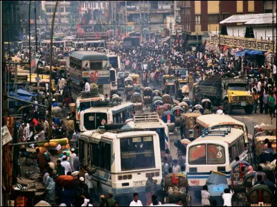 Quelle est cette ville, capitale du Bangladesh, m&eacute;gapole de 21 millions d'habitants, m&eacute;ga centre industriel du textile qui assure 80% des recettes d'exportation du pays ?