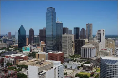 Quelle est cette ville de l'&Eacute;tat du Texas, grand centre industriel et bancaire qui fut le 22 novembre 1963 le th&eacute;&acirc;tre de l'assassinat de J.F.K., pr&eacute;sident des &Eacute;tats-Unis ?