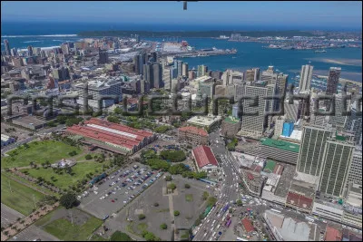 Quelle cette ville d'Afrique du Sud au bord de l'oc&eacute;an Indien, plus grand port du pays, grand centre industriel qui poss&egrave;de une usine de construction automobile du Japonais Toyota ?