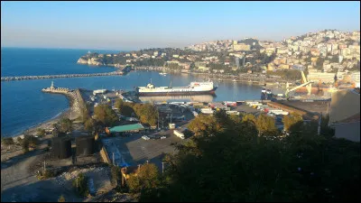 Ville turque de 125 000 habitants, située à l'extrémité ouest de la chaîne pontique de la côte, à 200 km du Bosphore :