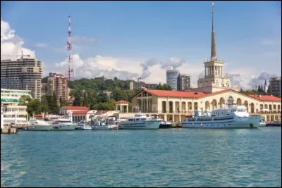 Ville russe de 360 000 habitants, située au bord de la mer Noire, station balnéaire estivale :