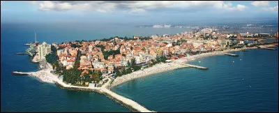 Ville du sud de la Bulgarie peuplée de 200 000 habitants, premier port du pays :