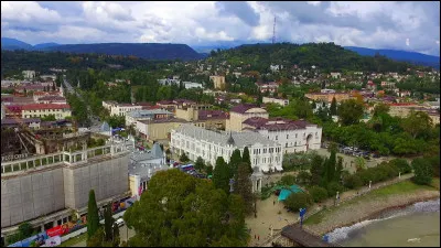 Ville de 60 000 habitants, capitale de l'Abkhazie. Autrefois station balnéaire réputée de la mer Noire, elle a souffert des combats lors de la guerre des indépendantistes abkhazes et des Russes contre la Géorgie :