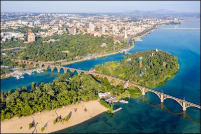 Ville de 300 000 habitants du sud de l'Ukraine, située à l'embouchure du Dniepr :