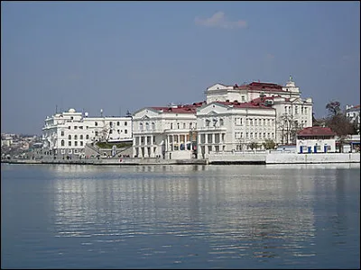Ville portuaire fondée au XVIIIe siècle par l'impératrice russe Catherine II, peuplée de 400 000 habitants, située dans le sud-ouest de la péninsule de Crimée :