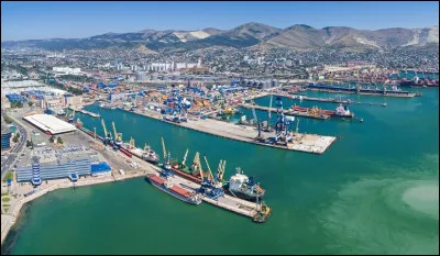 Ville russe de 275 000 habitants, important port de commerce sur la mer Noire :