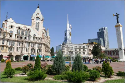 Ville de Géorgie de 150 000 habitants, capitale de la République autonome d'Adjarie, station balnéaire et ville portuaire :