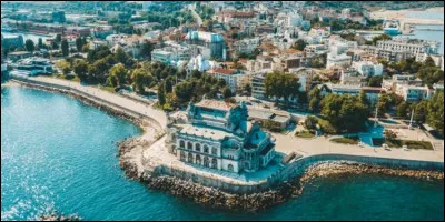 Peuplée de 280 000 habitants, c'est la plus importante ville portuaire de Roumanie :