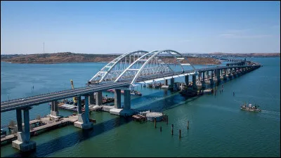 Ville de Crimée de 140 000 habitants, située à l'extrémité orientale de la péninsule, en face de la péninsule russe de Taman, dont elle est séparée par le détroit qui sépare la mer d'Azov de la mer Noire :