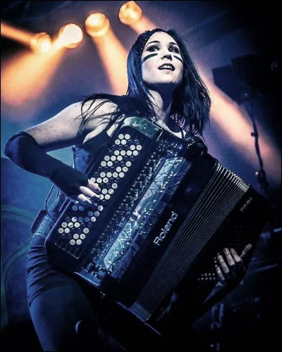 Complétez : 
"Lentää halki..."