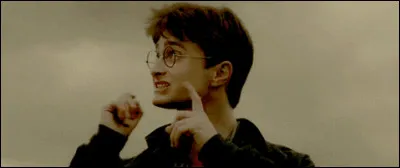 Avec qui Harry se met-il en couple dans sa sixième année ?